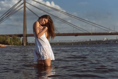 Nehir boyunca yaz yürüyüşü