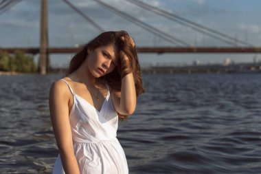 Nehir boyunca yaz yürüyüşü