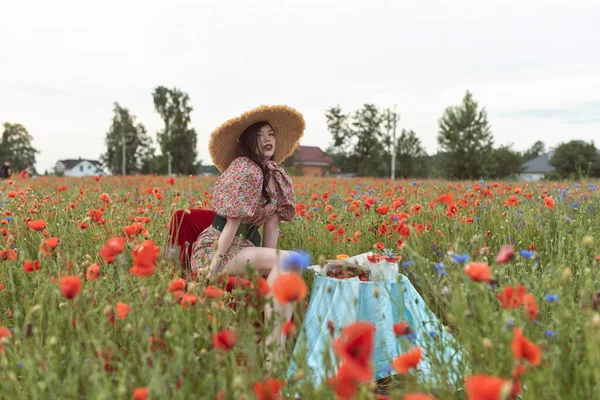 Young Girl Flowering Poppy Field — ストック写真