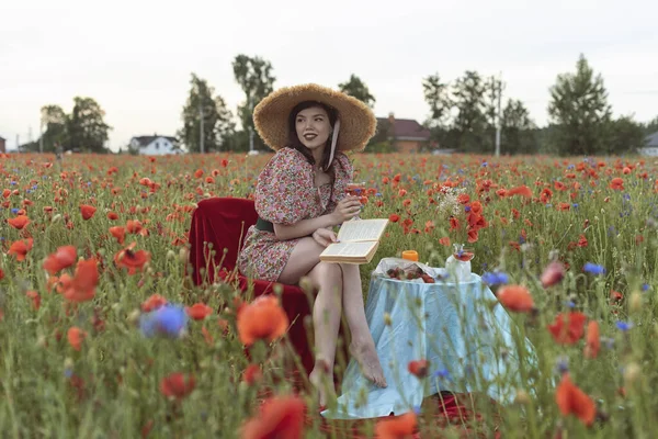 Young Girl Flowering Poppy Field — ストック写真