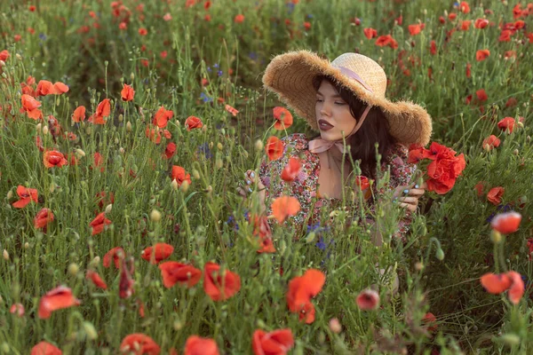 Young Girl Flowering Poppy Field — ストック写真