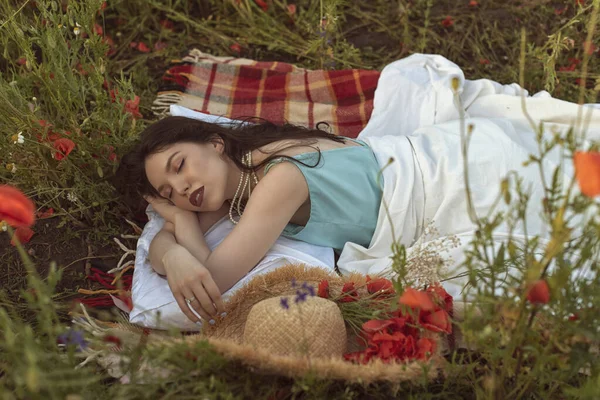 Young Girl Flowering Poppy Field — ストック写真