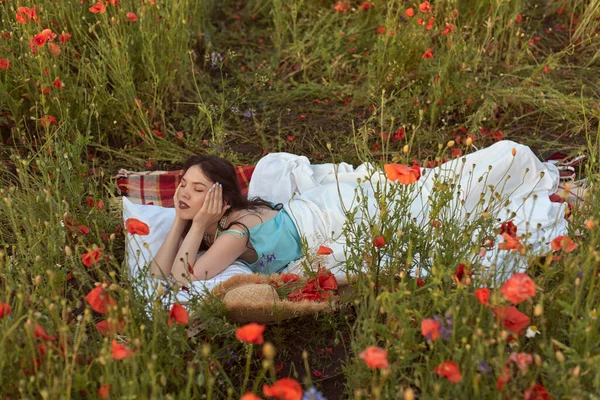 Young Girl Flowering Poppy Field — ストック写真