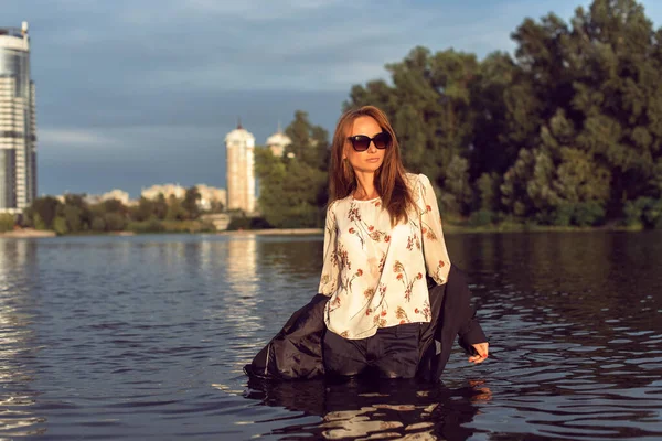 Femme Bronzée Dans Ville Sur Côte — Photo