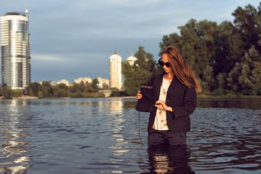 Sahilde bronzlaşmış bir kadın.
