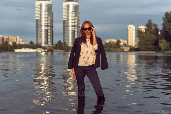 Femme Bronzée Dans Ville Sur Côte — Photo