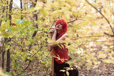 Sonbahar ormanında genç cadı