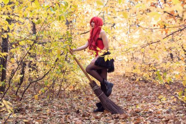 Sonbahar ormanında genç cadı