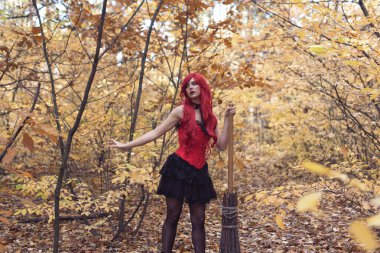 Sonbahar ormanında genç cadı