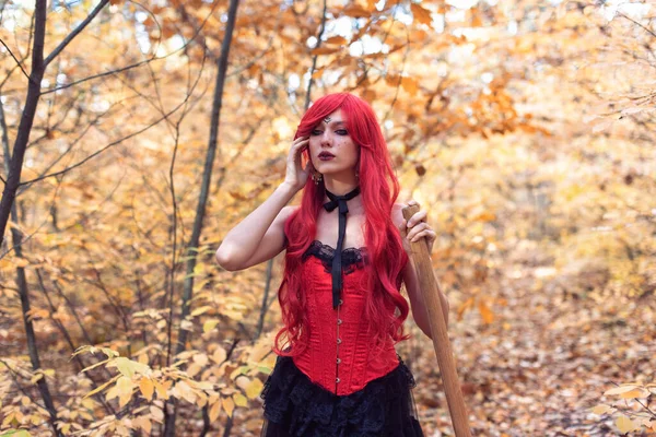 Молодая Ведьма Осеннем Лесу — стоковое фото