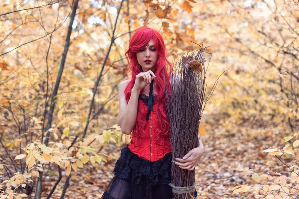 Fiatal Boszorkány Őszi Erdőben — Stock Fotó