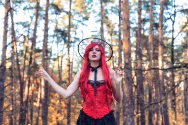 Sonbahar ormanında genç cadı