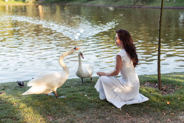 Девушка на пикнике в парке