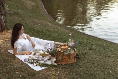 Parkta piknik yapan bir kız.