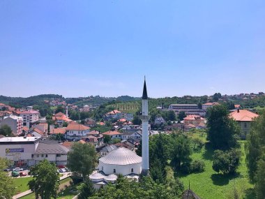 Gradacac, Bosna-Hersek. Gradacac ve Husejnija Camii 'nin eski Gradacac şatosundan kalma panoramik manzarası.