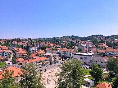Gradacac, Bosna-Hersek. Gradacac ve Husejnija Camii 'nin eski Gradacac şatosundan kalma panoramik manzarası.