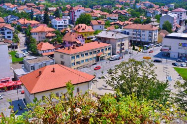 Gradacac, Bosna-Hersek. Gradacac ve Husejnija Camii 'nin eski Gradacac şatosundan kalma panoramik manzarası.