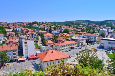 Gradacac, Bosna-Hersek. Gradacac ve Husejnija Camii 'nin eski Gradacac şatosundan kalma panoramik manzarası.