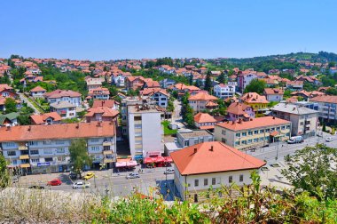 Gradacac, Bosna-Hersek. Gradacac ve Husejnija Camii 'nin eski Gradacac şatosundan kalma panoramik manzarası.