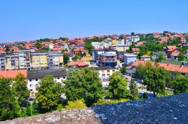 Gradacac, Bosna-Hersek. Gradacac ve Husejnija Camii 'nin eski Gradacac şatosundan kalma panoramik manzarası.