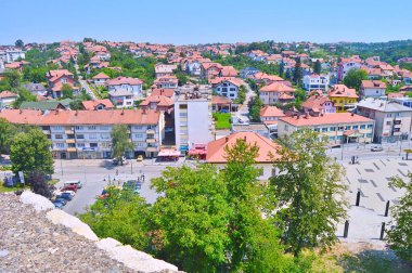 Gradacac, Bosna-Hersek. Gradacac ve Husejnija Camii 'nin eski Gradacac şatosundan kalma panoramik manzarası.