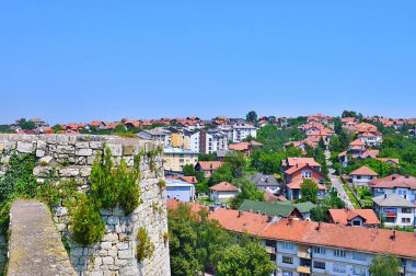 Gradacac, Bosna-Hersek. Gradacac ve Husejnija Camii 'nin eski Gradacac şatosundan kalma panoramik manzarası.