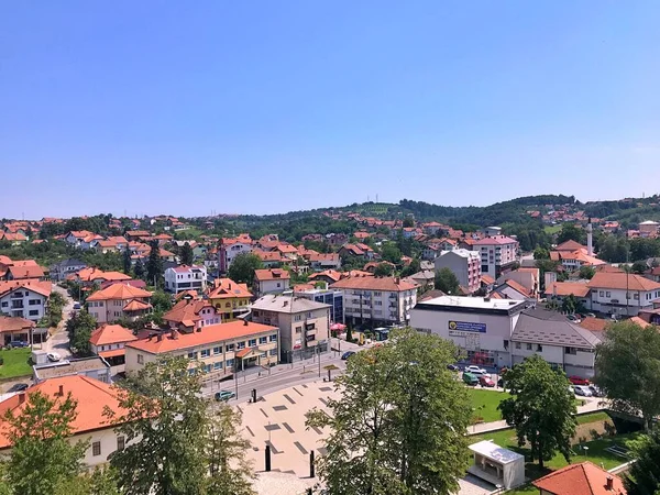 Gradacac, Bosna-Hersek. Gradacac ve Husejnija Camii 'nin eski Gradacac şatosundan kalma panoramik manzarası.