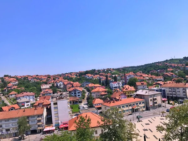 Gradacac, Bosna-Hersek. Gradacac ve Husejnija Camii 'nin eski Gradacac şatosundan kalma panoramik manzarası.