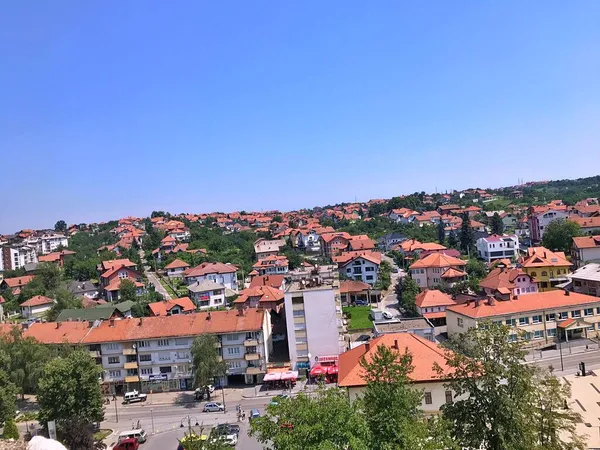Gradacac, Bosna-Hersek. Gradacac ve Husejnija Camii 'nin eski Gradacac şatosundan kalma panoramik manzarası.