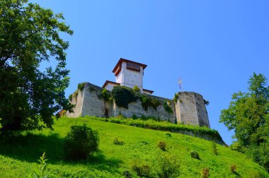 Bosna 'nın Gradacac kentindeki Gradacac şatosunda Kaptan Hüseyin Gradasceviç' in kulesine sahip olan üst kasaba, ulusal bir anıt.