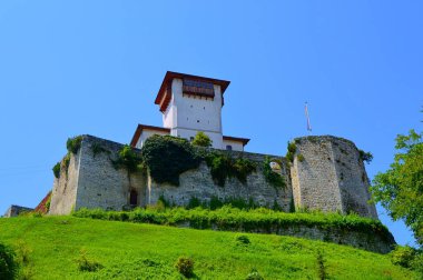 Bosna 'nın Gradacac kentindeki Gradacac şatosunda Kaptan Hüseyin Gradasceviç' in kulesine sahip olan üst kasaba, ulusal bir anıt.