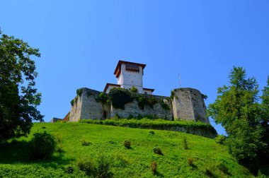 Bosna 'nın Gradacac kentindeki Gradacac şatosunda Kaptan Hüseyin Gradasceviç' in kulesine sahip olan üst kasaba, ulusal bir anıt.