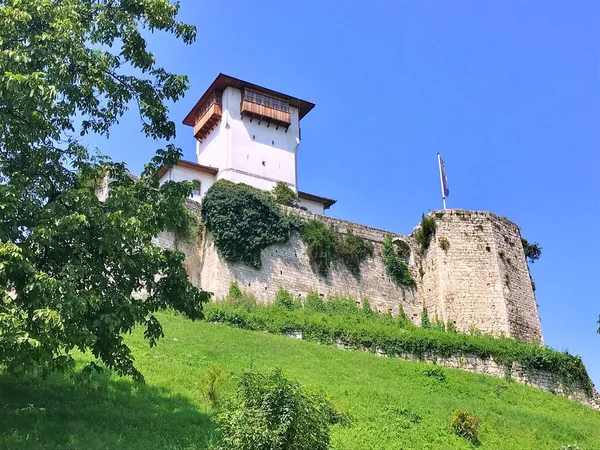 位于波斯尼亚Gradacac镇Gradacac城堡的上城 上城是国家纪念碑 塔上有上校Husein Gradascevic的塔 — 图库照片