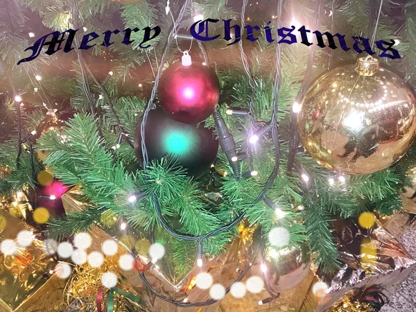 カラフルなバブルや装飾が施されたクリスマスツリー 明るいボケと祭のクリスマスや新年のコンセプト — ストック写真