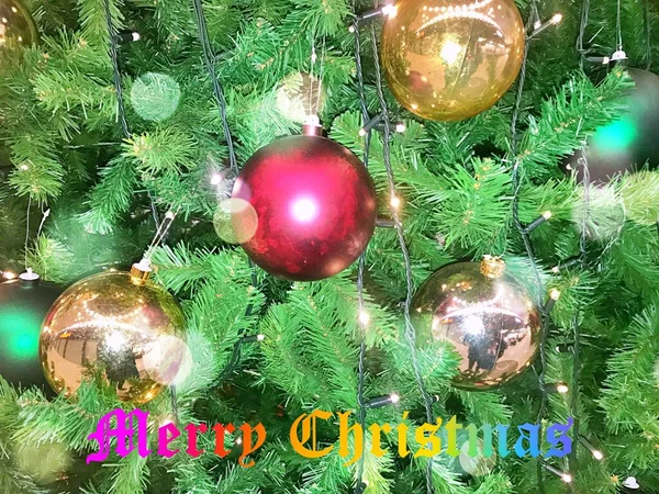 カラフルなバブルや装飾が施されたクリスマスツリー 明るいボケと祭のクリスマスや新年のコンセプト — ストック写真