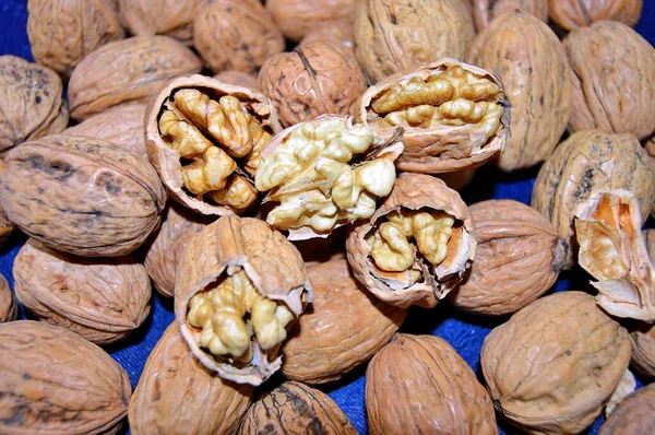 Núcleos Nuez Cerca Nueces Enteras Sus Pieles Picadas Cascos Nueces — Foto de Stock