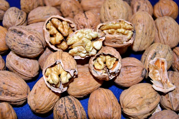 Walnut Kernels Close Walnuts Whole Skins Chopped Nut Hulls Walnut — Fotografia de Stock