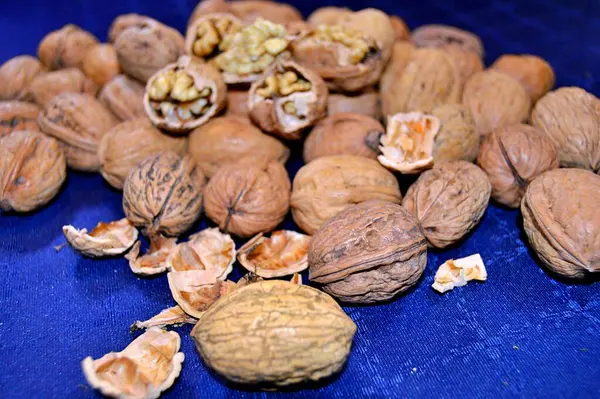 Núcleos Nuez Cerca Nueces Enteras Sus Pieles Picadas Cascos Nueces — Foto de Stock