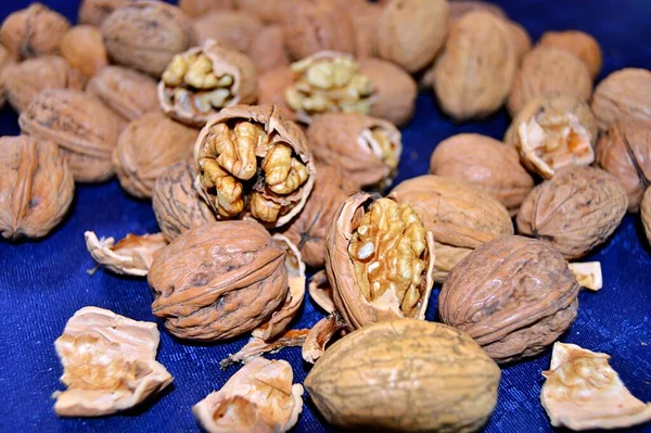 Núcleos Nuez Cerca Nueces Enteras Sus Pieles Picadas Cascos Nueces — Foto de Stock