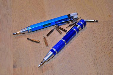 Arkaplan olarak ahşap bir masada tornavida......