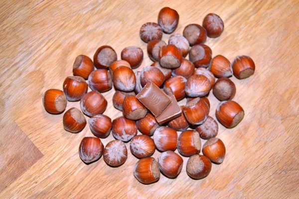 Horní Pohled Čokoládovou Tyčinku Lískovými Ořechy Čokoládové Pozadí Tyčinky Proužky — Stock fotografie