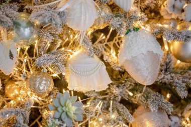 Noel ağacı toplarla süslenmiş  