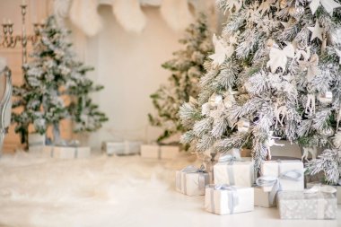 Noel ağacı toplarla süslenmiş  