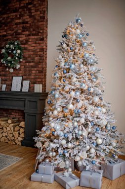 Noel ağacı toplarla süslenmiş  