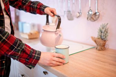 Çay koyan adam. Yakından.