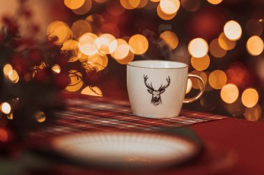 Geyik resmi olan fincan 