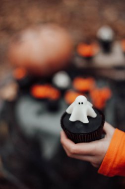 Erkeklerin el ele tutuşması, geleneksel sonbahar bayramı Cadılar Bayramı konsepti.