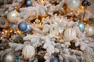 Noel ağacı toplarla süslenmiş  