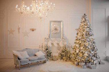 Odada Noel süslemesi, stüdyo