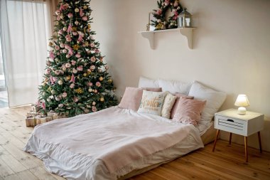 Odada Noel süslemesi, stüdyo